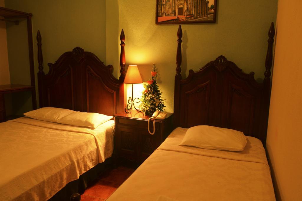 Hotel Real León Esterno foto